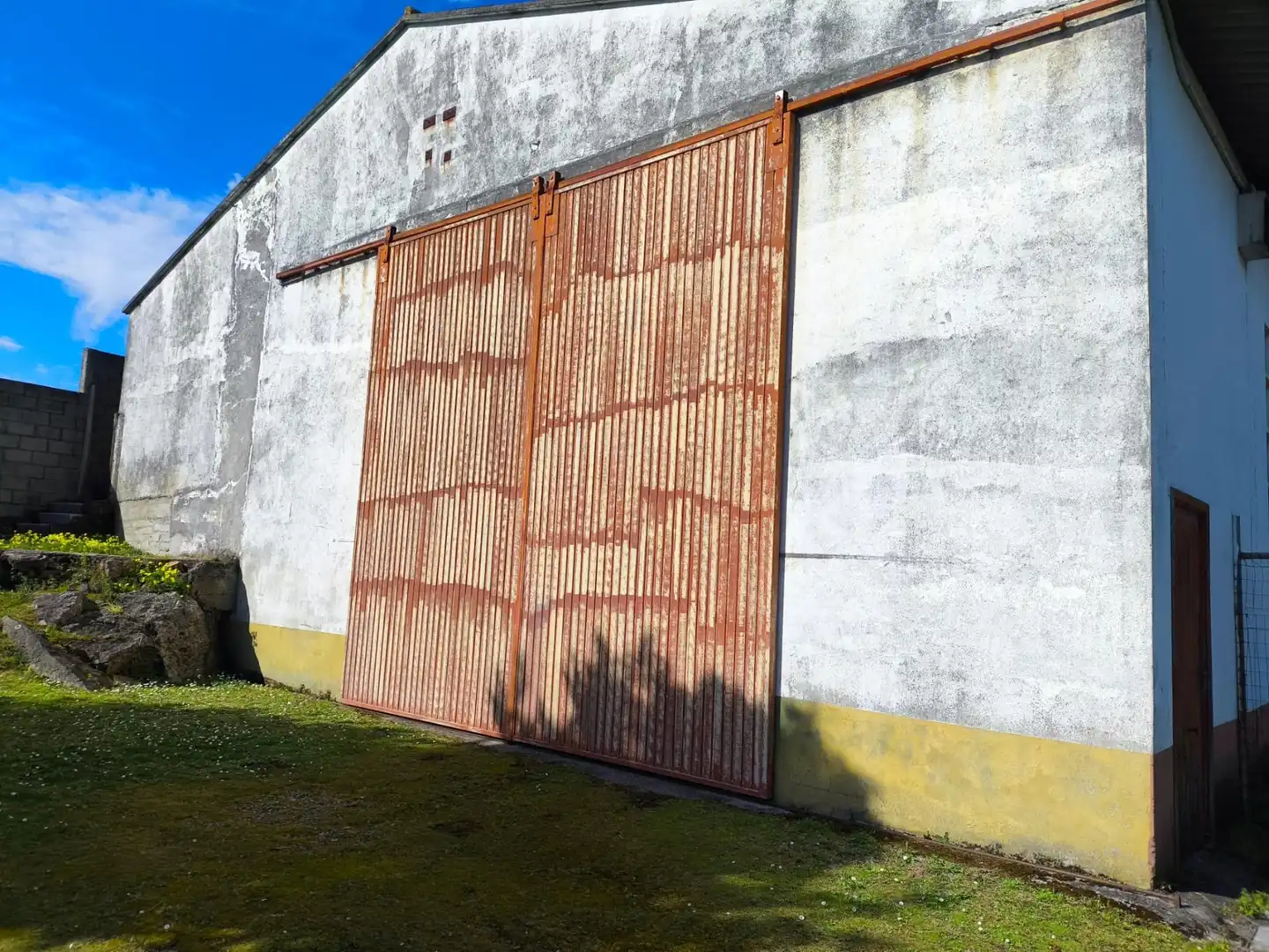 Außenansicht von Fabrikhallen zum Verkauf in Arteixo