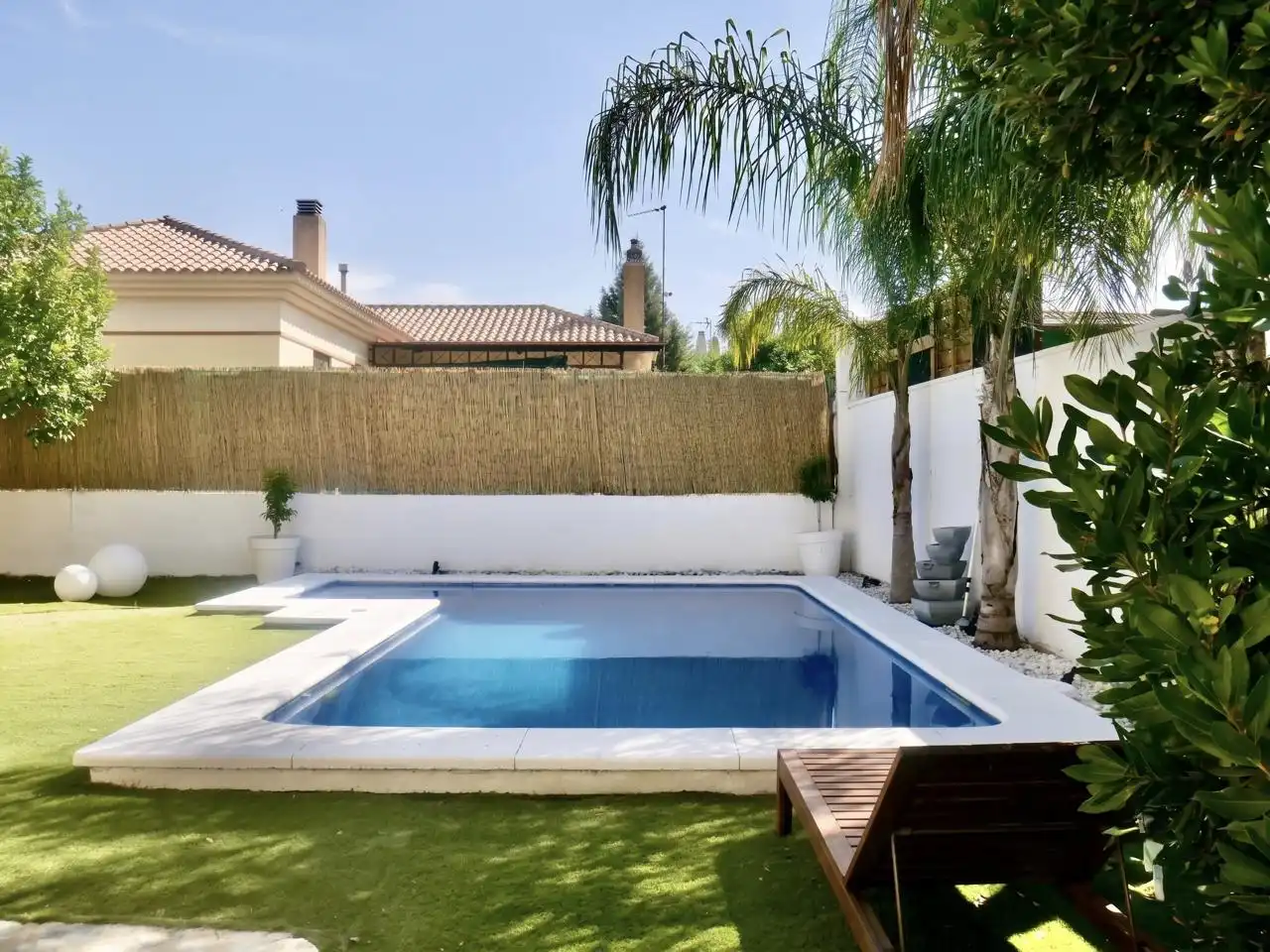 Piscina de Casa o xalet en venda en Montequinto amb Aire condicionat, Jardí privat i Terrassa