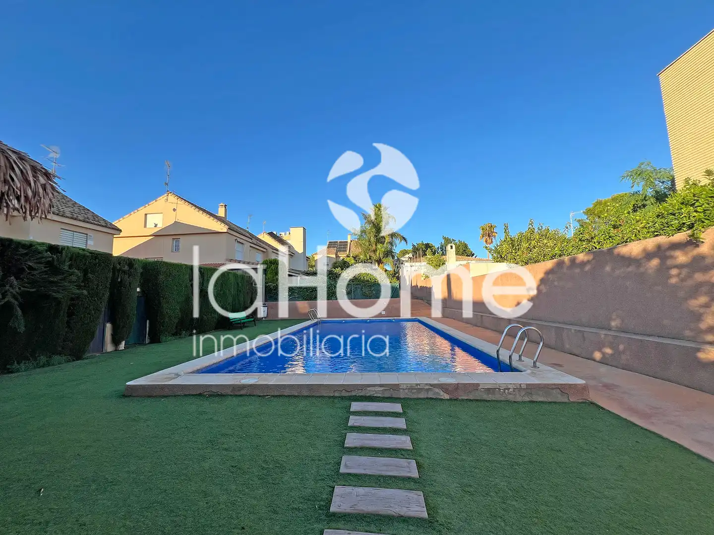 Piscina de Casa adosada en venta en Casas Verdes
