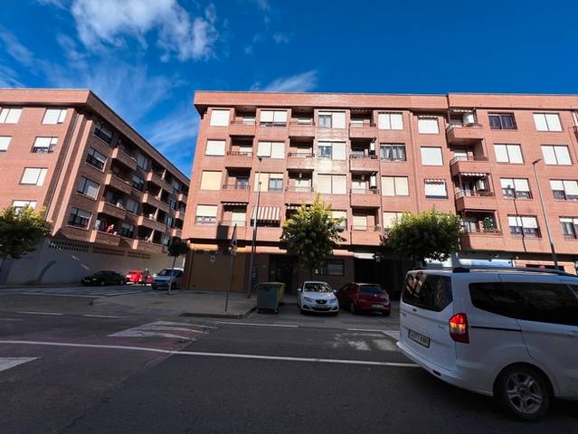 Local comercial en Venta en C/ Víctor Romanos  en Fuenmayor