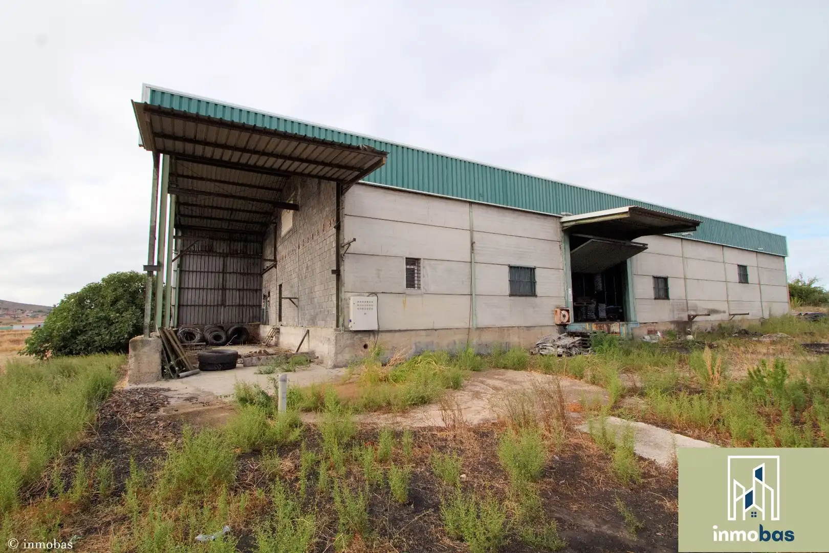 Vista exterior de Nau industrial en venda en Valverde de Leganés
