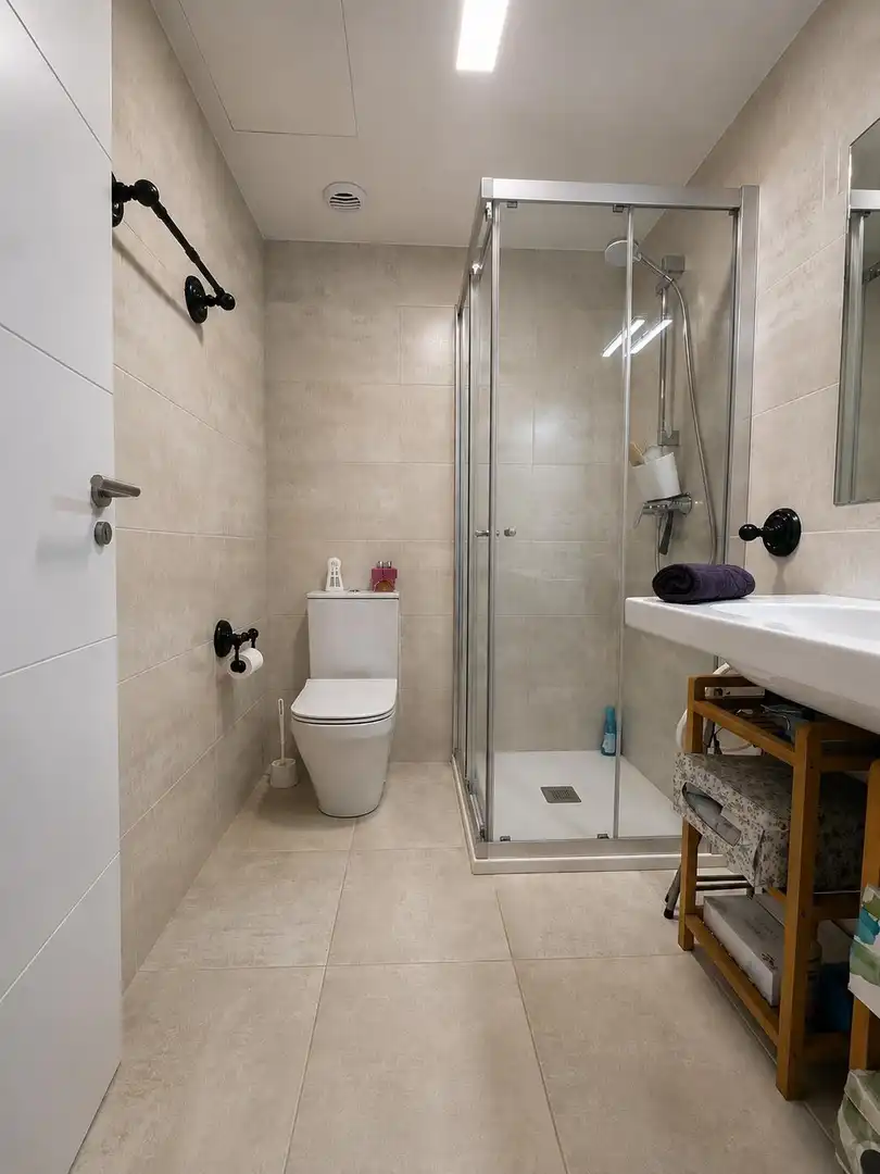 Badezimmer von Wohnung zum Verkauf in Santa Cruz de Bezana mit Heizung und Möbliert