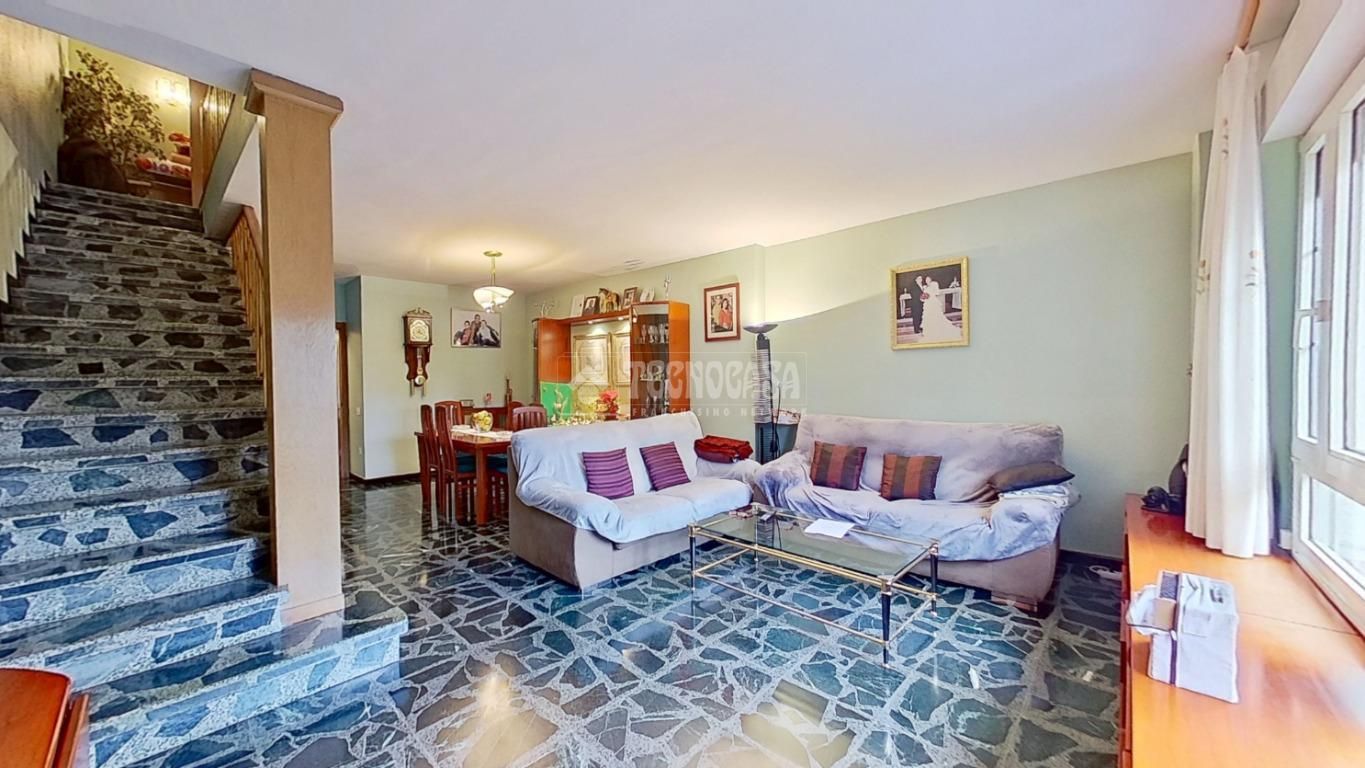 Living room of Single-family semi-detached for sale in Cerdanyola del Vallès  with Heating and Terrace