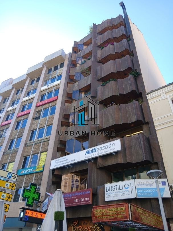 Vista exterior de Oficina en venda en León Capital  amb Calefacció i Moblat