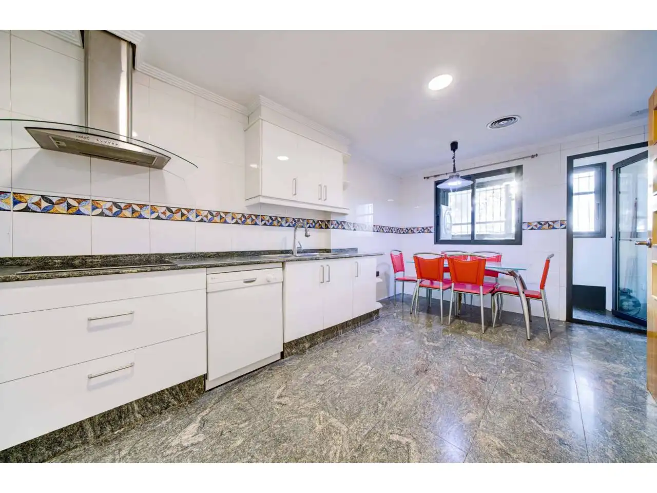 Cocina de Casa adosada en venta en Valencia con Aire acondicionado, Calefacción y Terraza