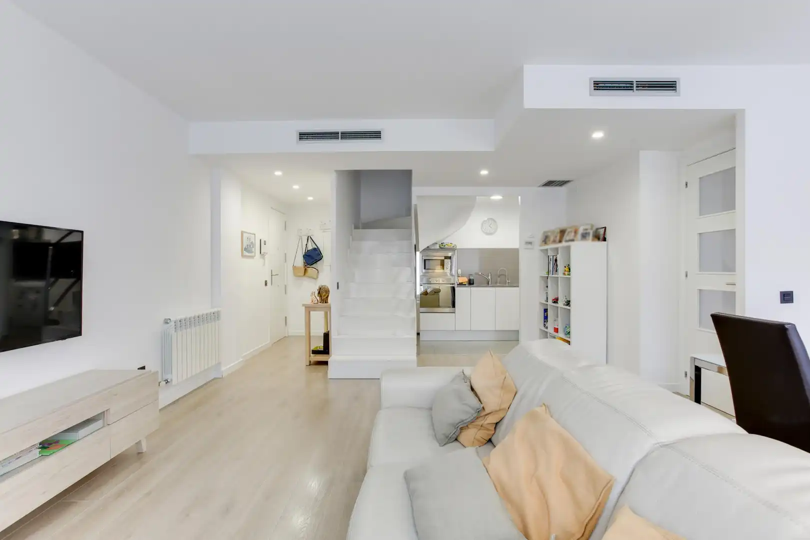 Sala d'estar de Dúplex en venda en Esplugues de Llobregat amb Aire condicionat, Calefacció i Parquet