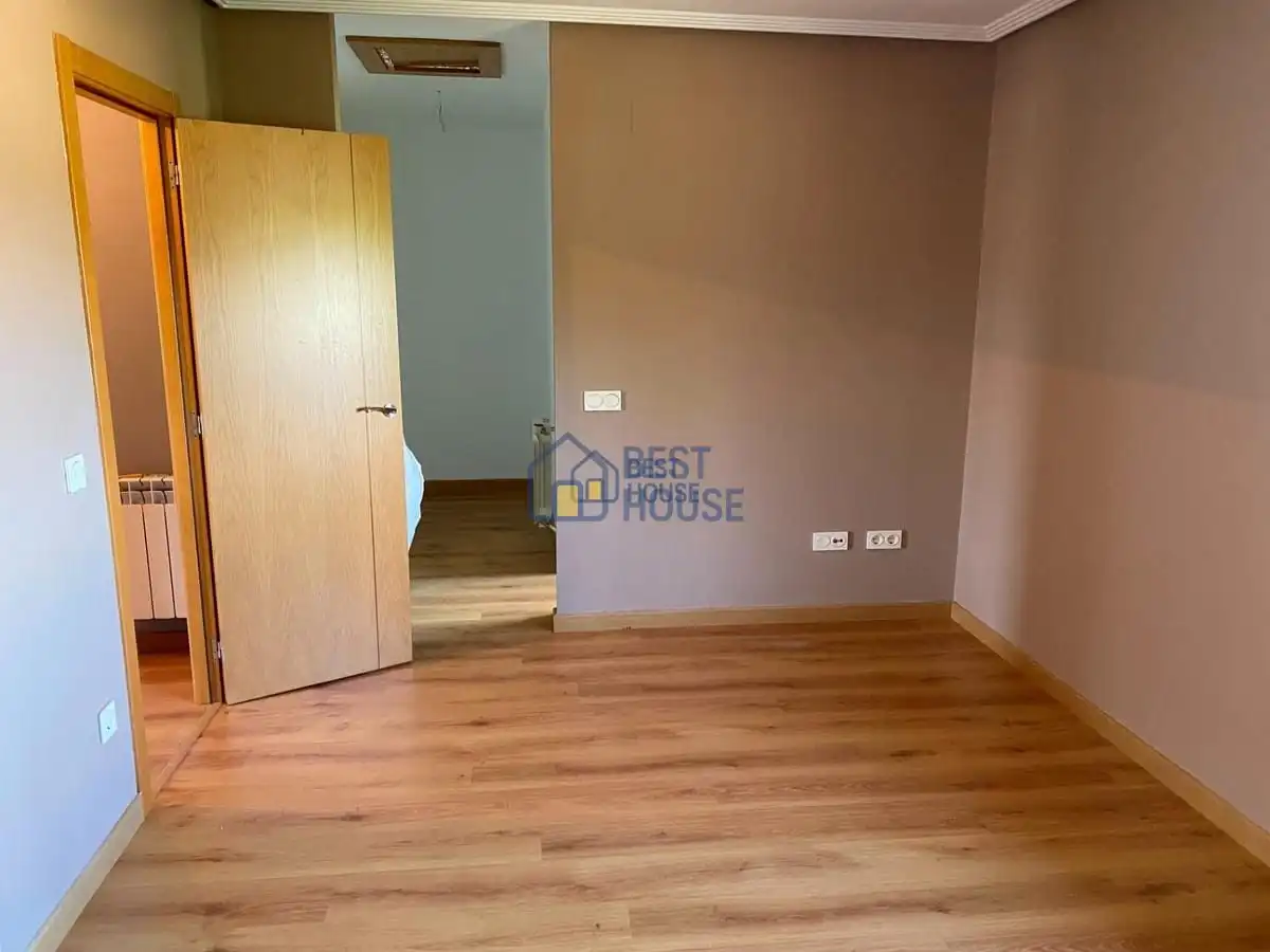 Bedroom of Detached homes for sale in Onzonilla  with Heating, Private garden and Parquet flooring