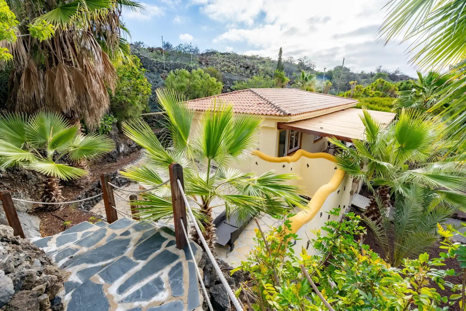 Vista exterior de Casa o xalet en venda en Guía de Isora amb Calefacció, Jardí privat i Moblat