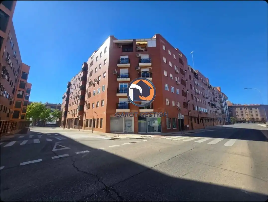 Vista exterior de Local en venda en Alcorcón amb Aire condicionat, Calefacció i Parquet