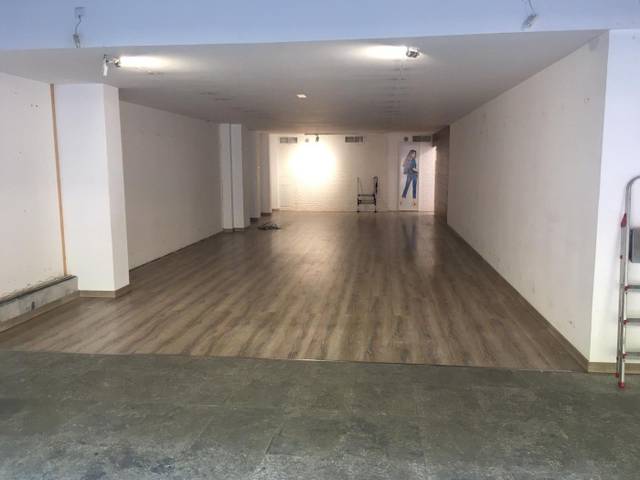 Local comercial en Alquiler en Carrer de Camprodon en Can Mariner