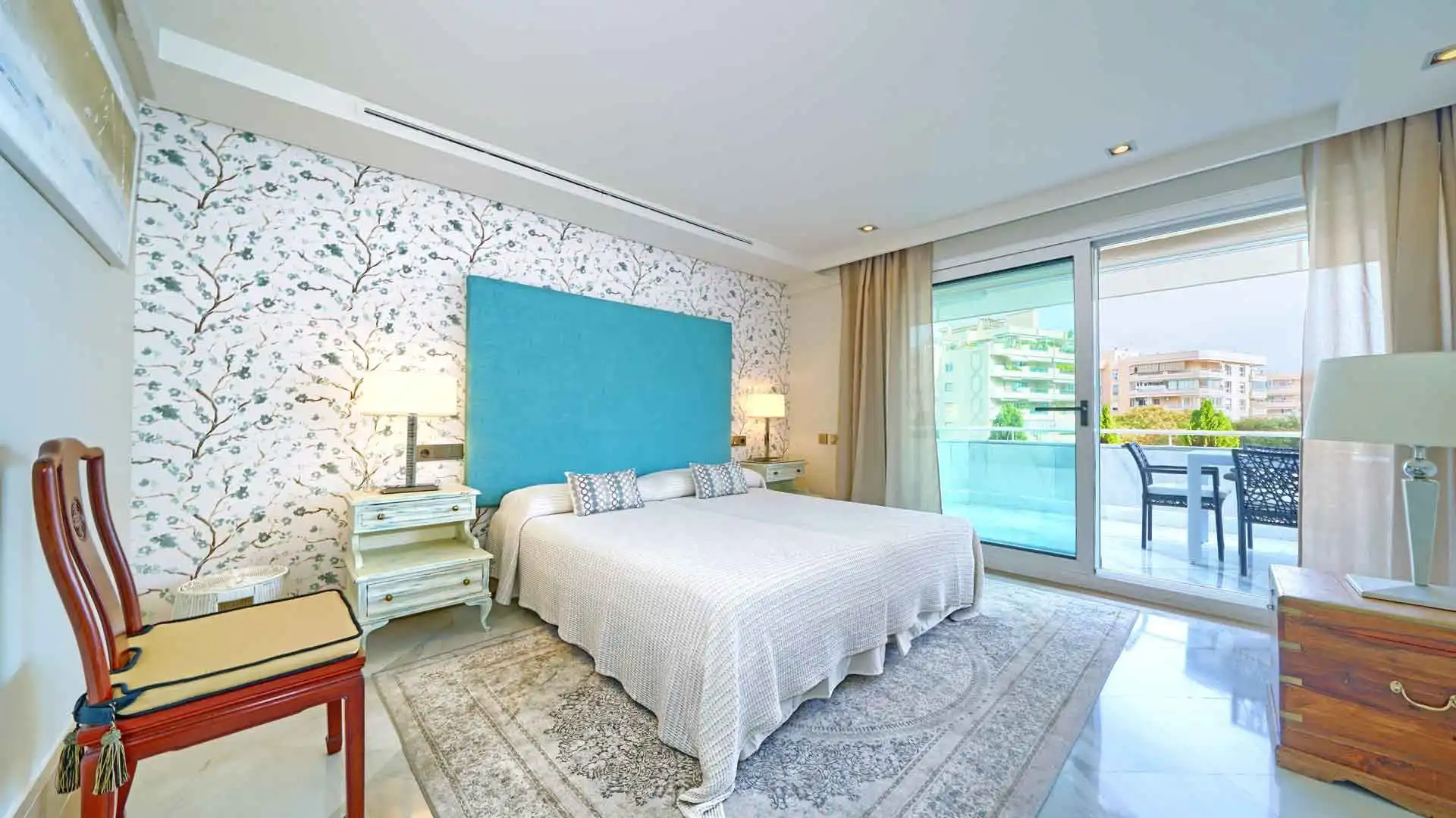 Dormitori de Apartament en venda en Marbella amb Aire condicionat, Terrassa i Piscina
