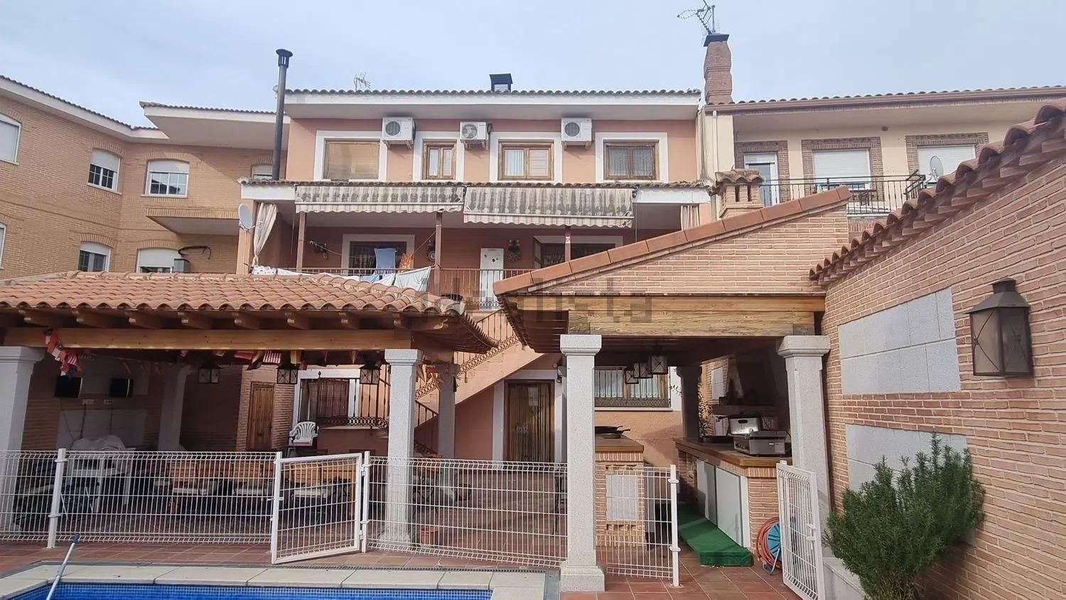 Vista exterior de Casa o xalet de lloguer en Almorox amb Aire condicionat, Calefacció i Jardí privat