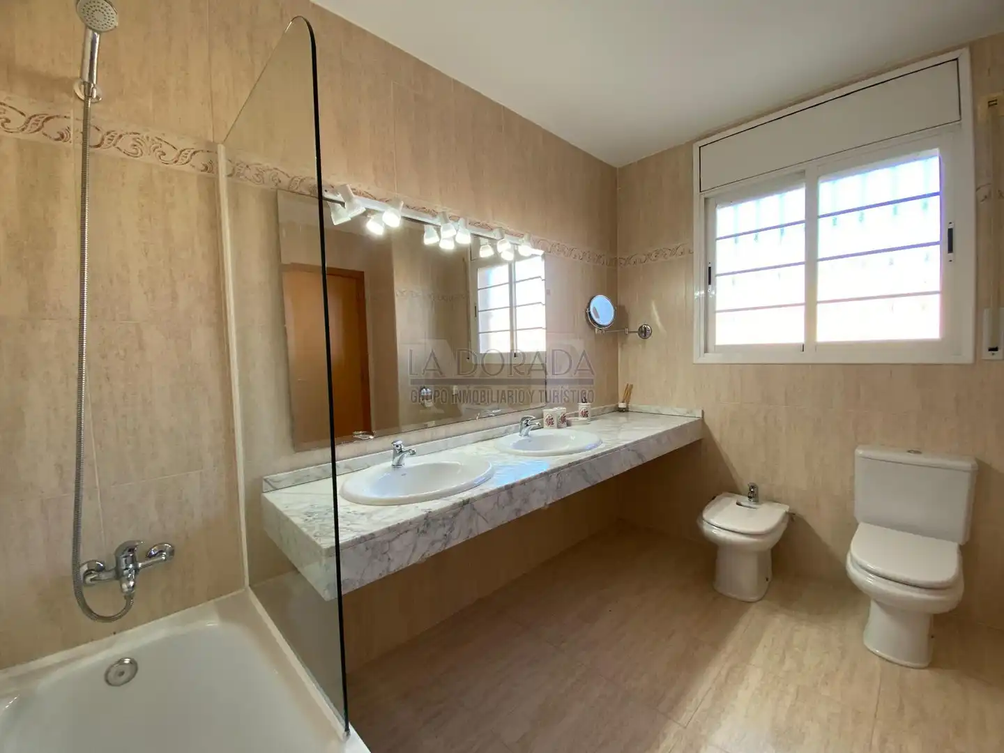 Baño de Casa adosada en venta en Cambrils con Aire acondicionado, Calefacción y Jardín privado