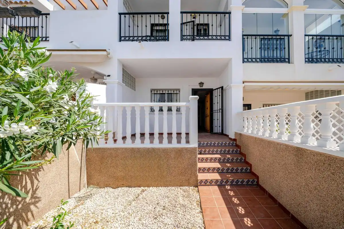 Vista exterior de Casa adosada en venda en Orihuela amb Aire condicionat, Calefacció i Piscina