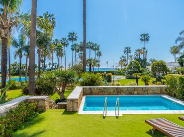 Baixos amb piscina en venda a Nueva Andalucía