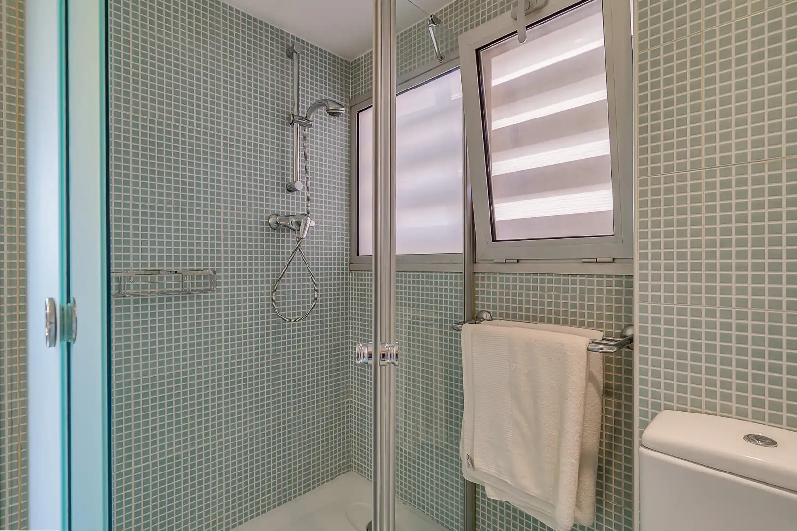 Baño de Casa adosada en venta en Barcelona con Aire acondicionado, Calefacción y Terraza