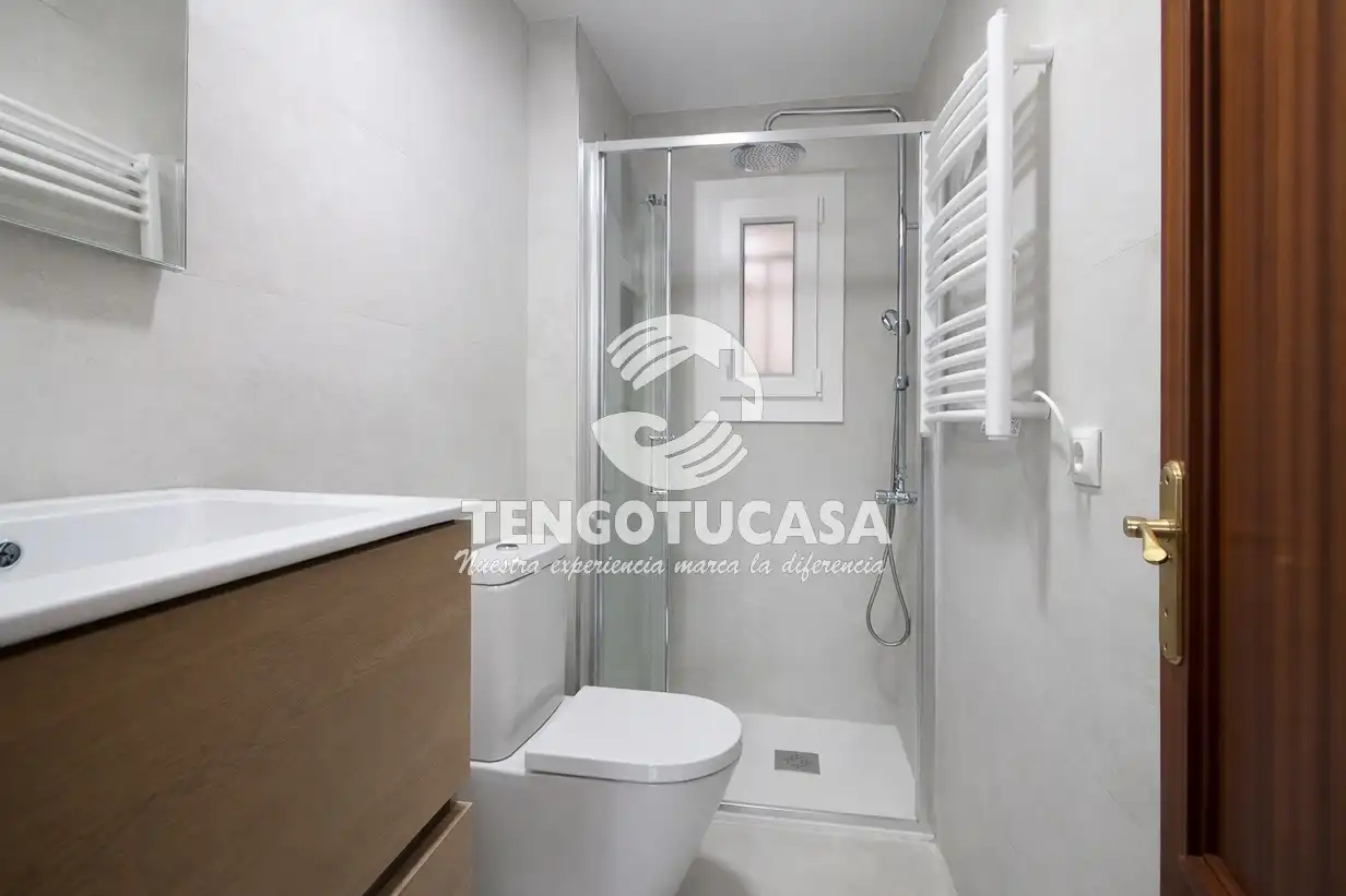 Baño de Piso de alquiler en Madrid con Calefacción, Horno y Lavadora