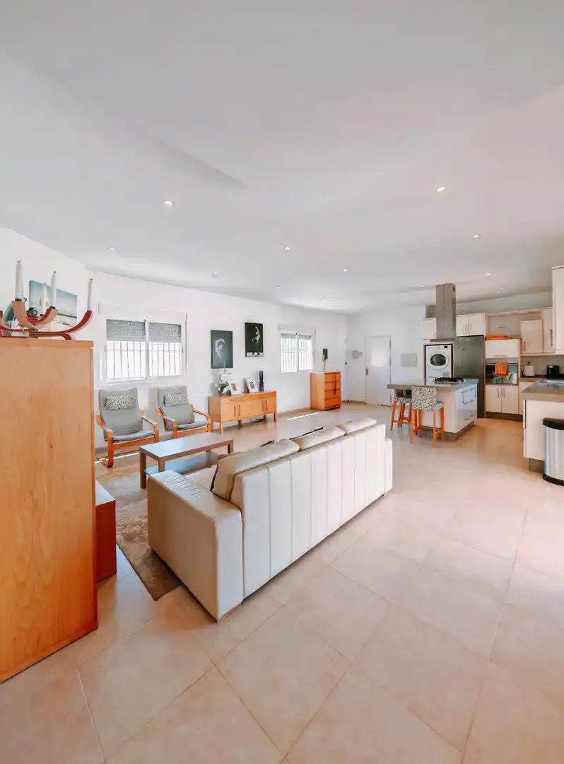 Sala d'estar de Casa o xalet en venda en Chiclana de la Frontera amb Aire condicionat, Jardí privat i Piscina