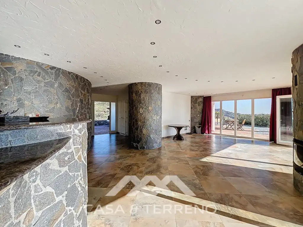 Sala d'estar de Casa o xalet en venda en Algarrobo amb Jardí privat, Terrassa i Piscina