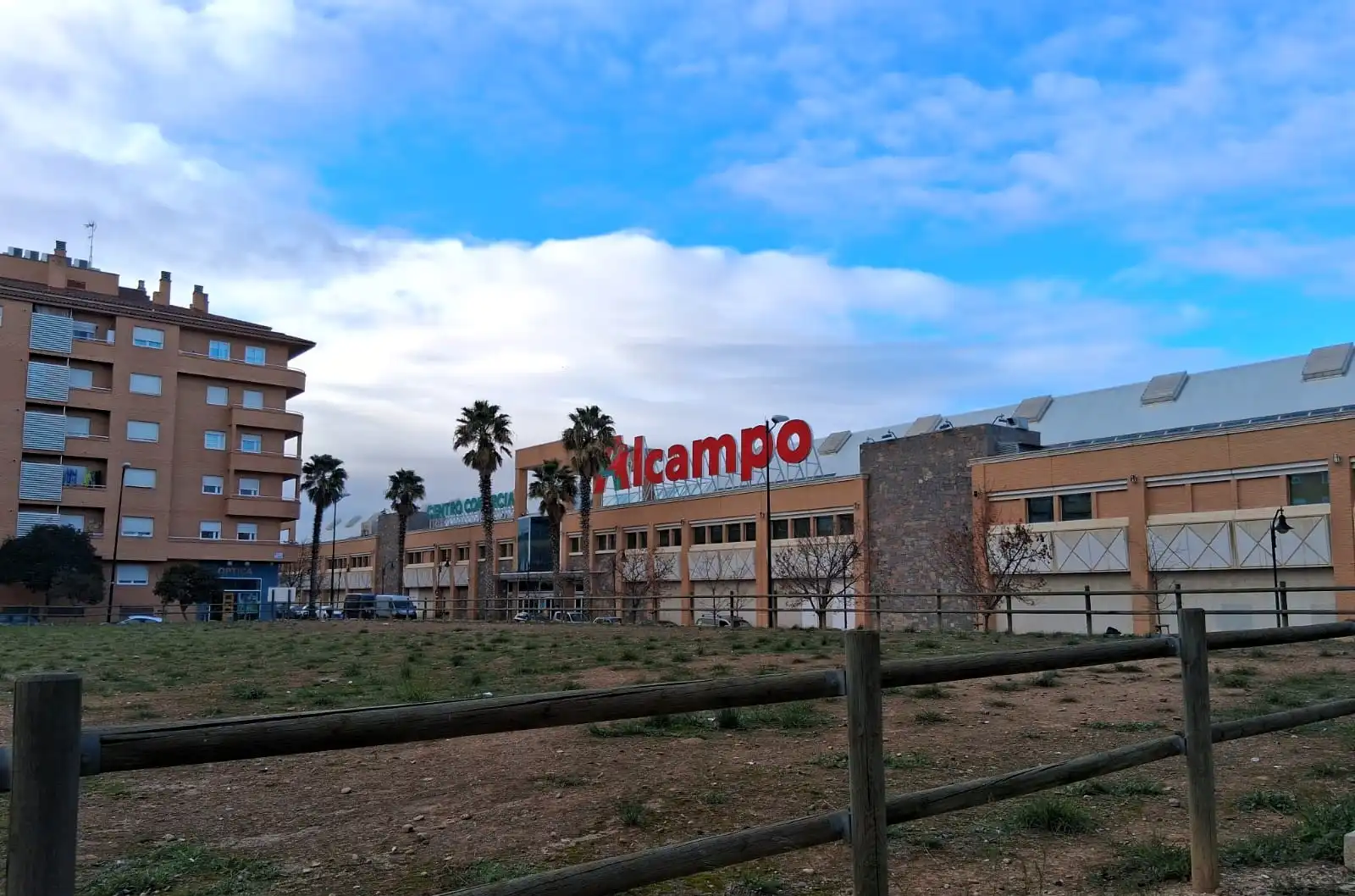Vista exterior de Pis en venda en Zaragoza amb Calefacció i Balcó