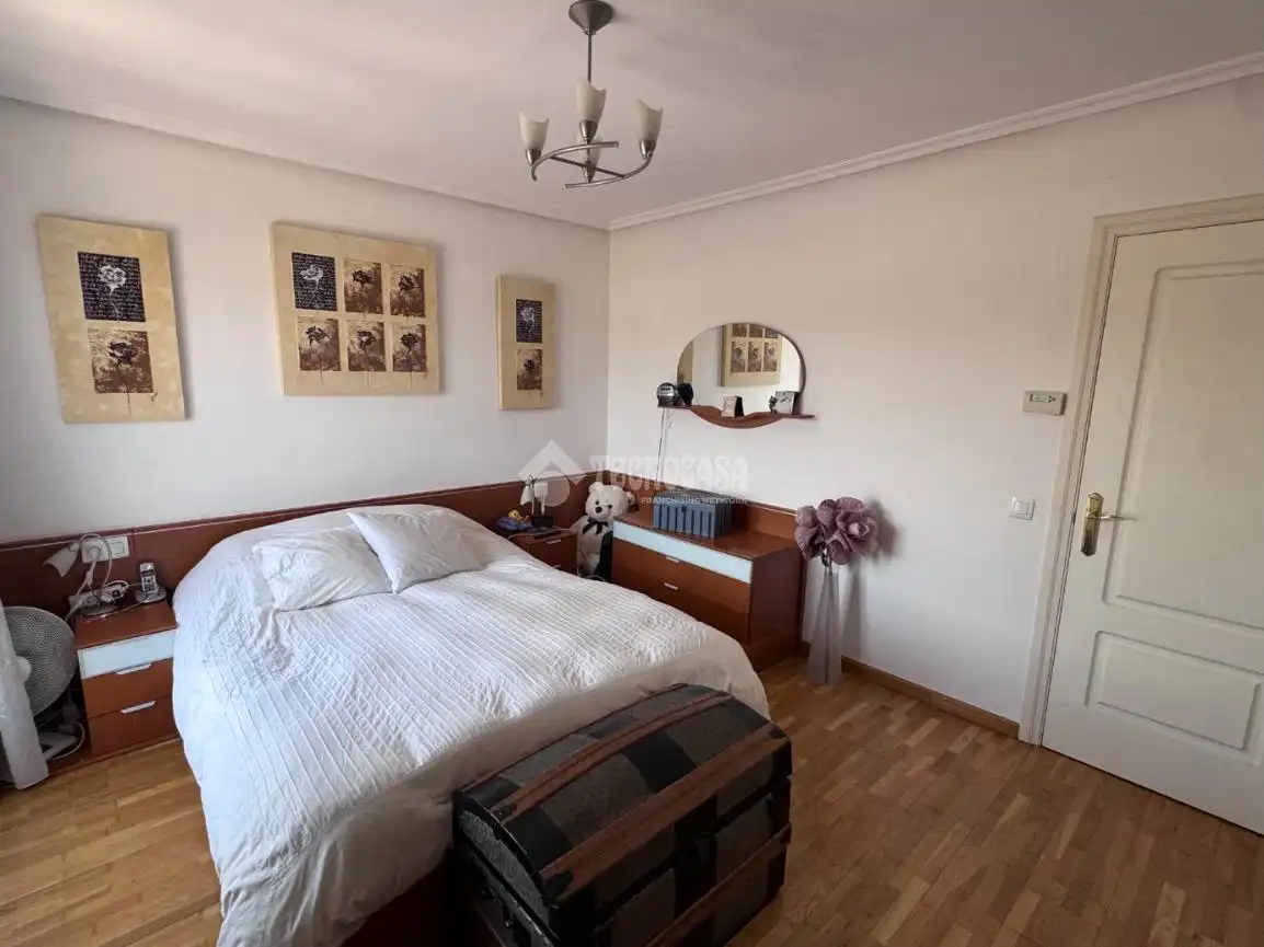 Habitación de Casa adosada en venta en Cuadros con Calefacción y Parquet