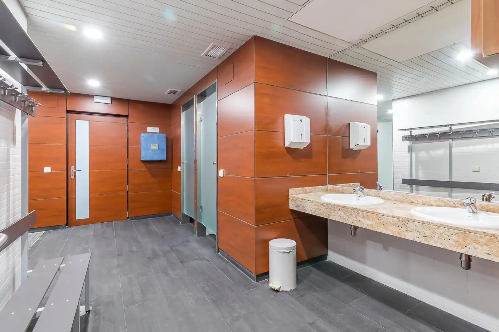 Bathroom of Flat for rent in Madrid  with Air Conditioner, Private garden and Swimming Pool