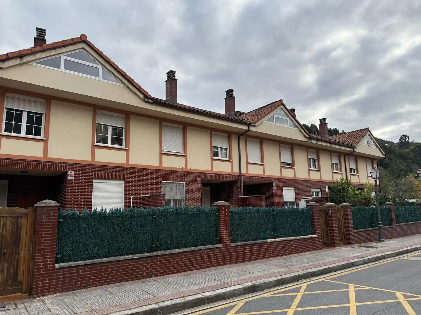 Vista exterior de Casa adosada en venta en Alonsotegi con Calefacción, Jardín privado y Trastero