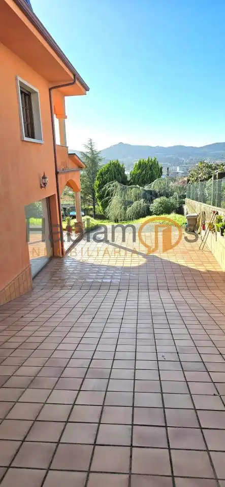 Terrassa de Casa o xalet en venda en Vilagarcía de Arousa amb Calefacció, Jardí privat i Terrassa