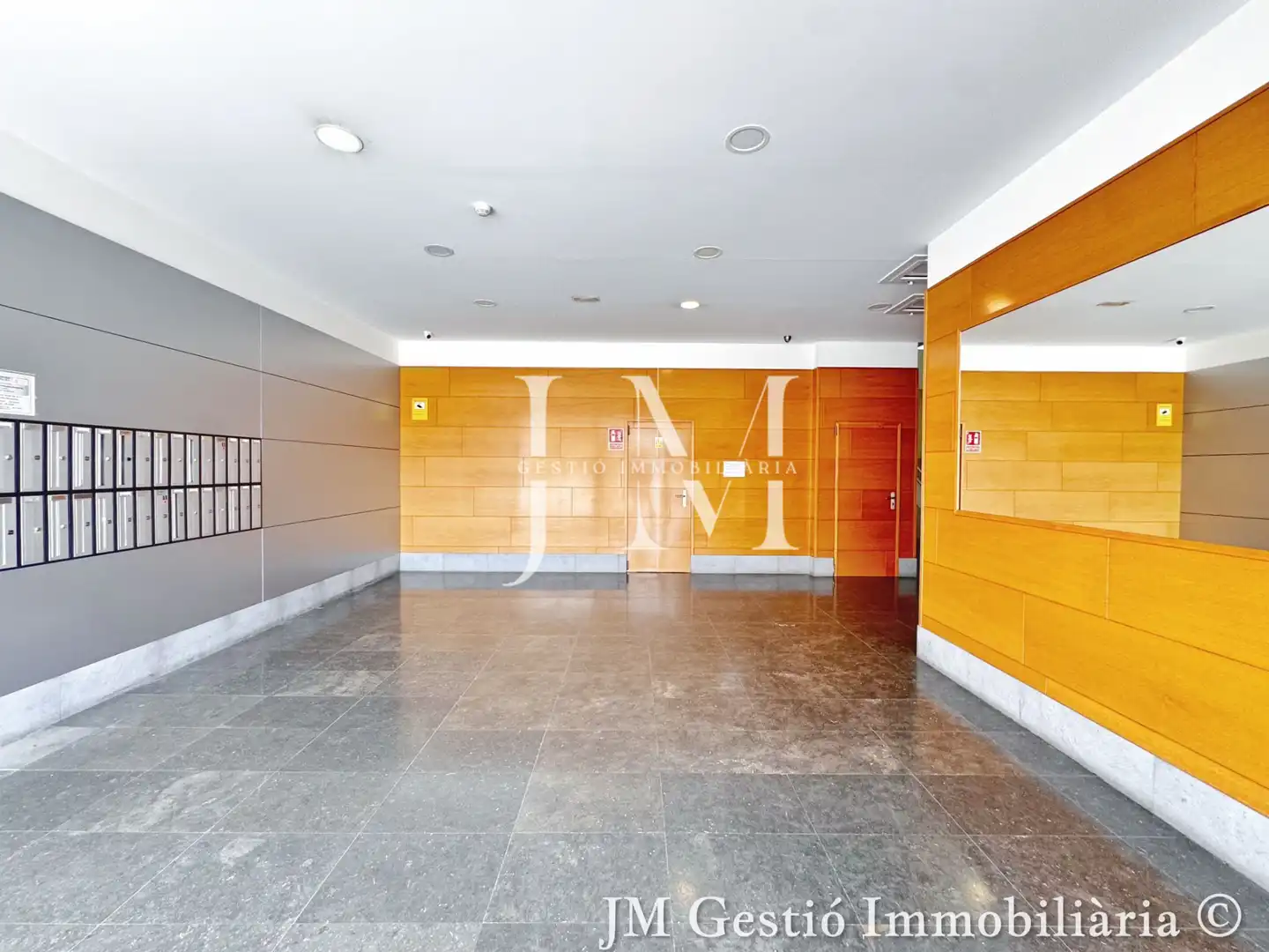 Wohnung zum Verkauf in Terrassa mit Klimaanlage, Heizung und Parkett