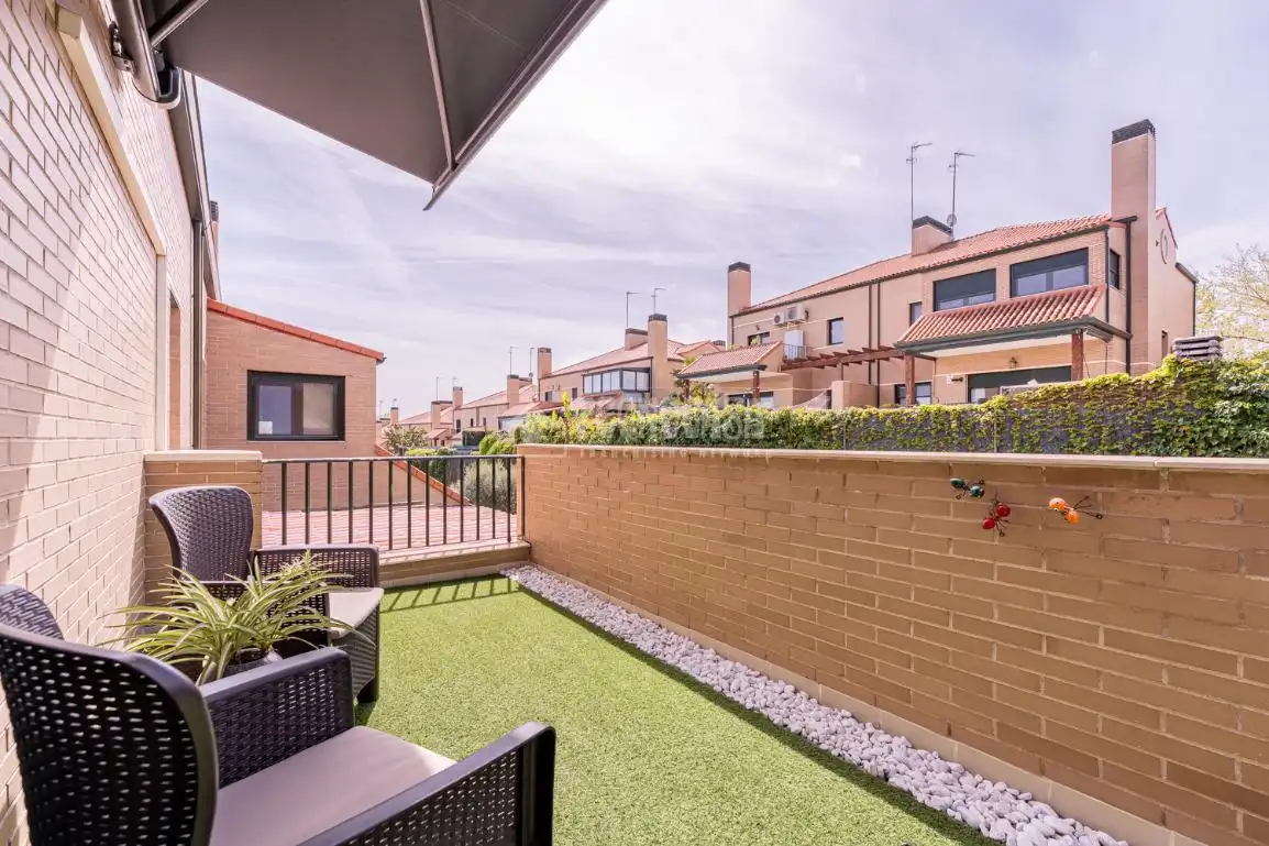 Terraza de Casa adosada en venta en Paracuellos de Jarama con Aire acondicionado, Calefacción y Jardín privado
