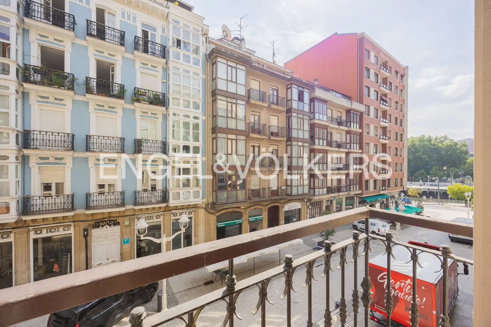 Außenansicht von Wohnung zum Verkauf in Bilbao  mit Heizung, Parkett und Balkon