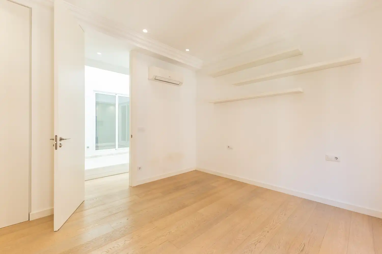 Flat for rent in Valencia  with Air Conditioner, Heating and Furnished