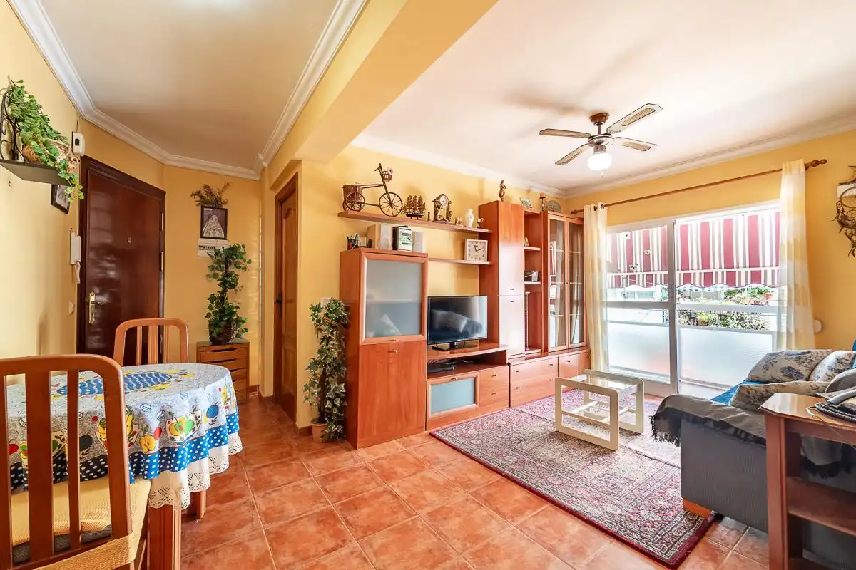 Sala de estar de Piso en venta en Torremolinos con Calefacción, Terraza y Balcón