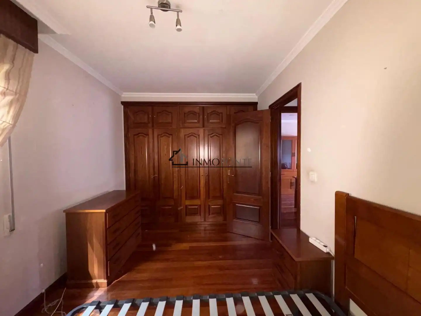 Dormitori de Apartament en venda en Pontevedra Capital  amb Calefacció i Traster