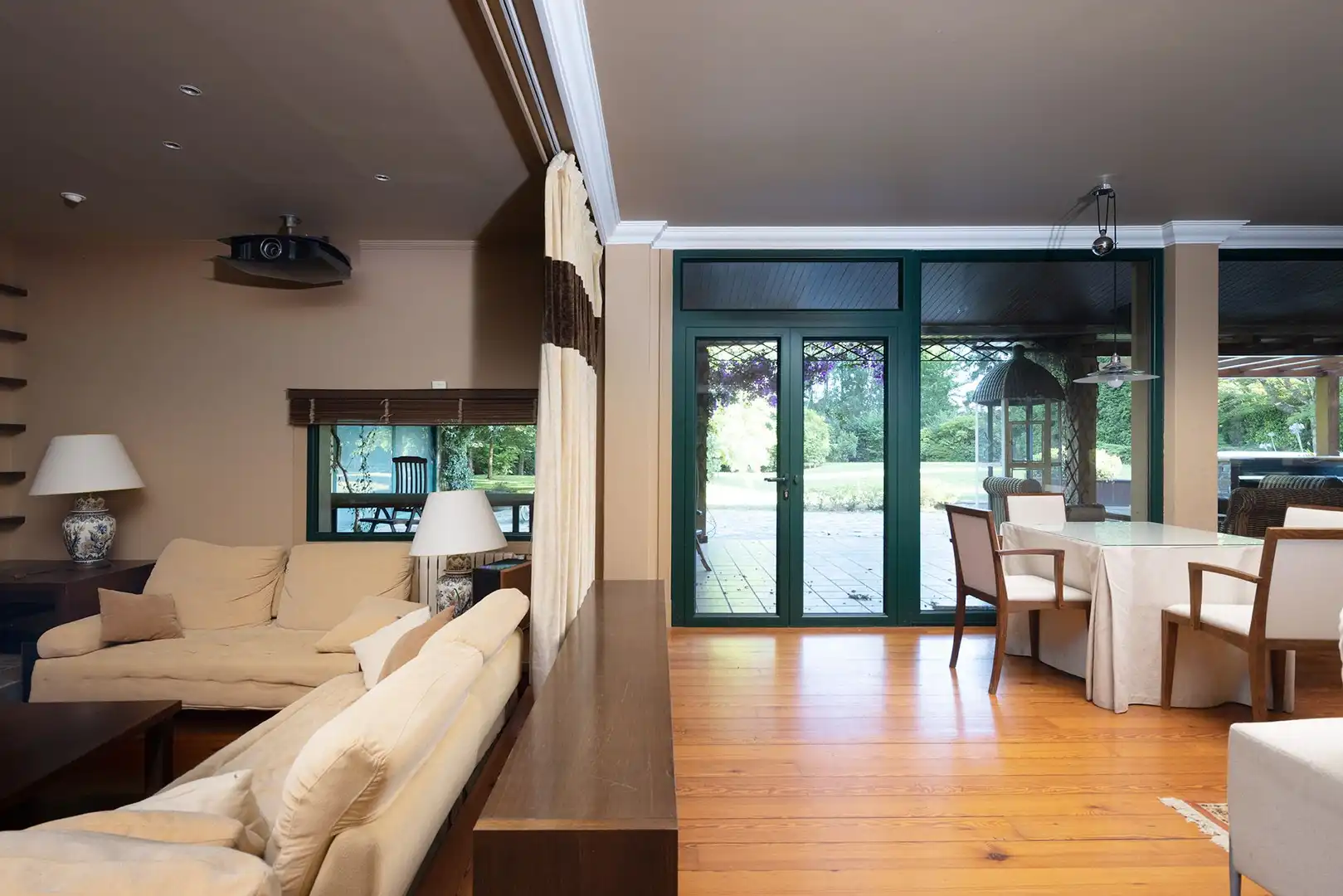 Sala de estar de Casa o chalet en venta en Oleiros con Calefacción, Jardín privado y Parquet