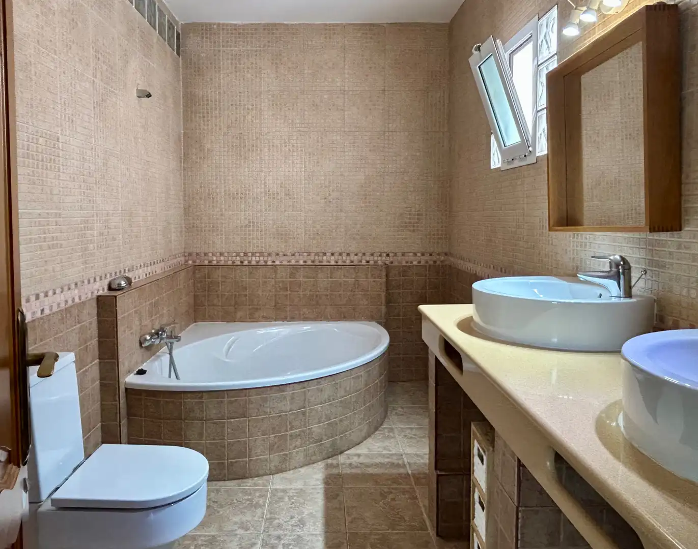 Bathroom of Detached homes for sale in Agüimes  with Air Conditioner, Terrace and Oven