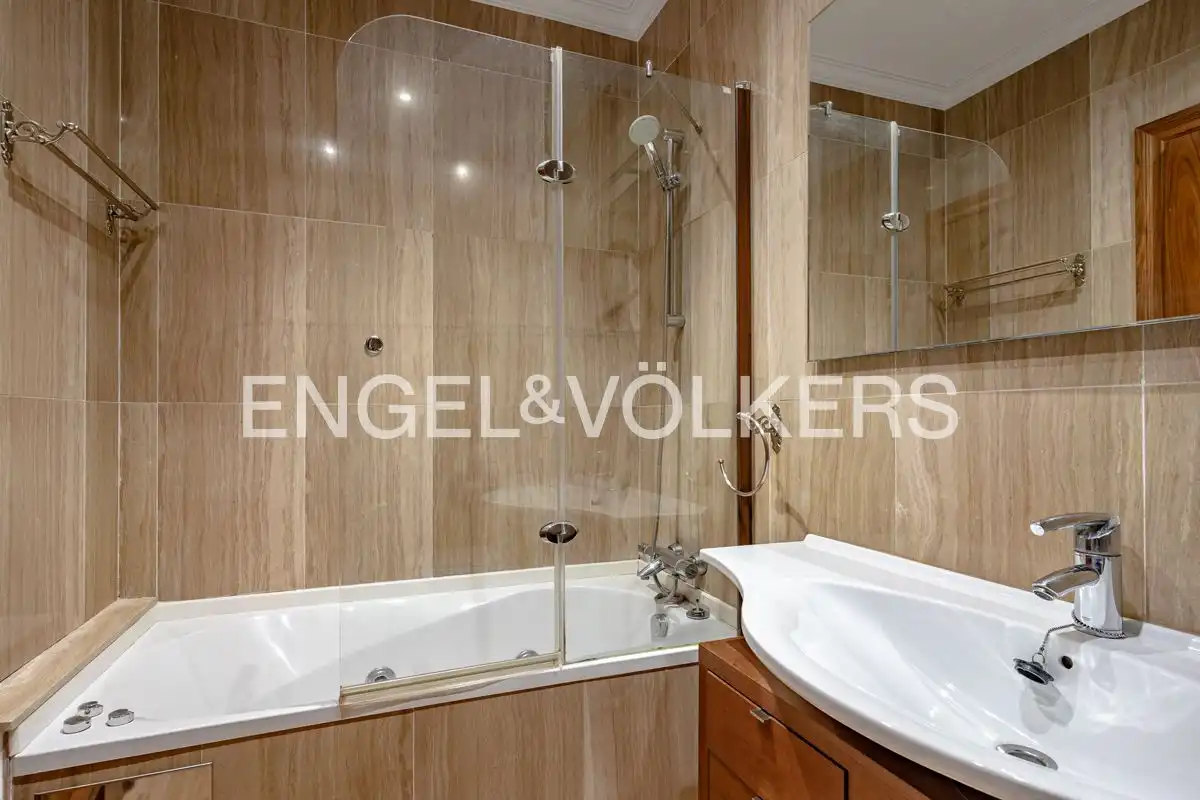 Baño de Piso en venta en Gijón  con Calefacción, Parquet y Balcón