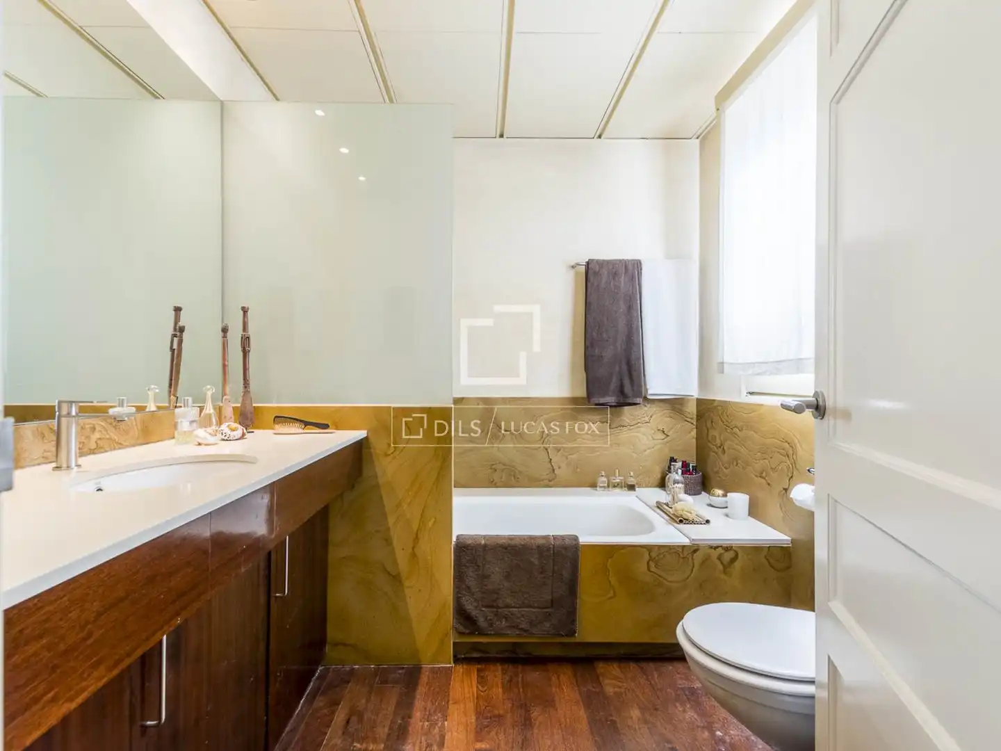 Badezimmer von Wohnung zum Verkauf in Barcelona mit Klimaanlage, Heizung und Terrasse