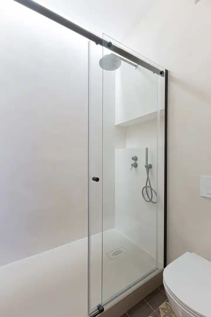Badezimmer von Wohnung zum Verkauf in Barcelona mit Klimaanlage, Heizung und Balkon