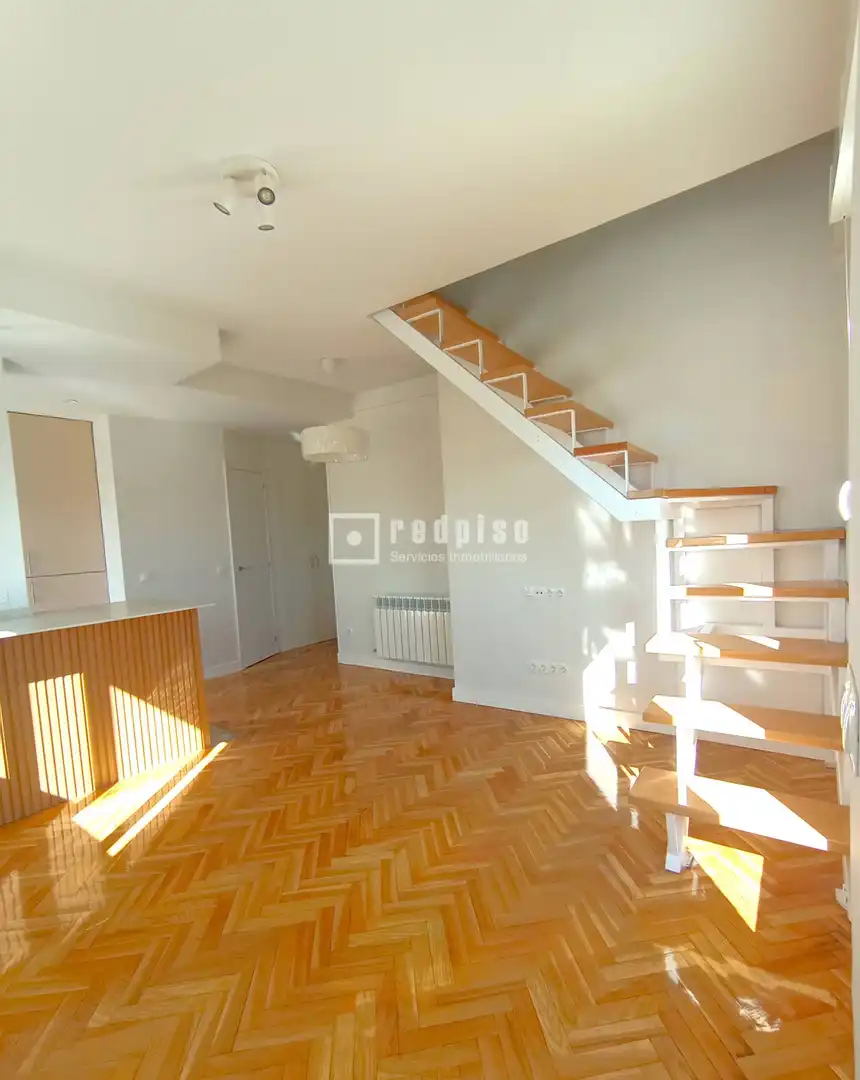 Schlafzimmer von Dachboden zum Verkauf in Madrid mit Klimaanlage, Heizung und Parkett