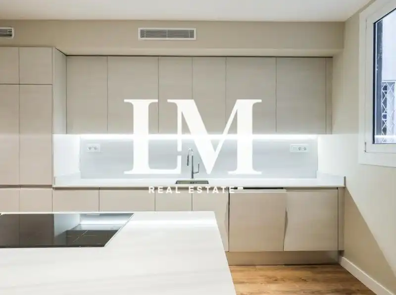 Cuina de Apartament en venda en Barcelona amb Aire condicionat, Terrassa i Balcó