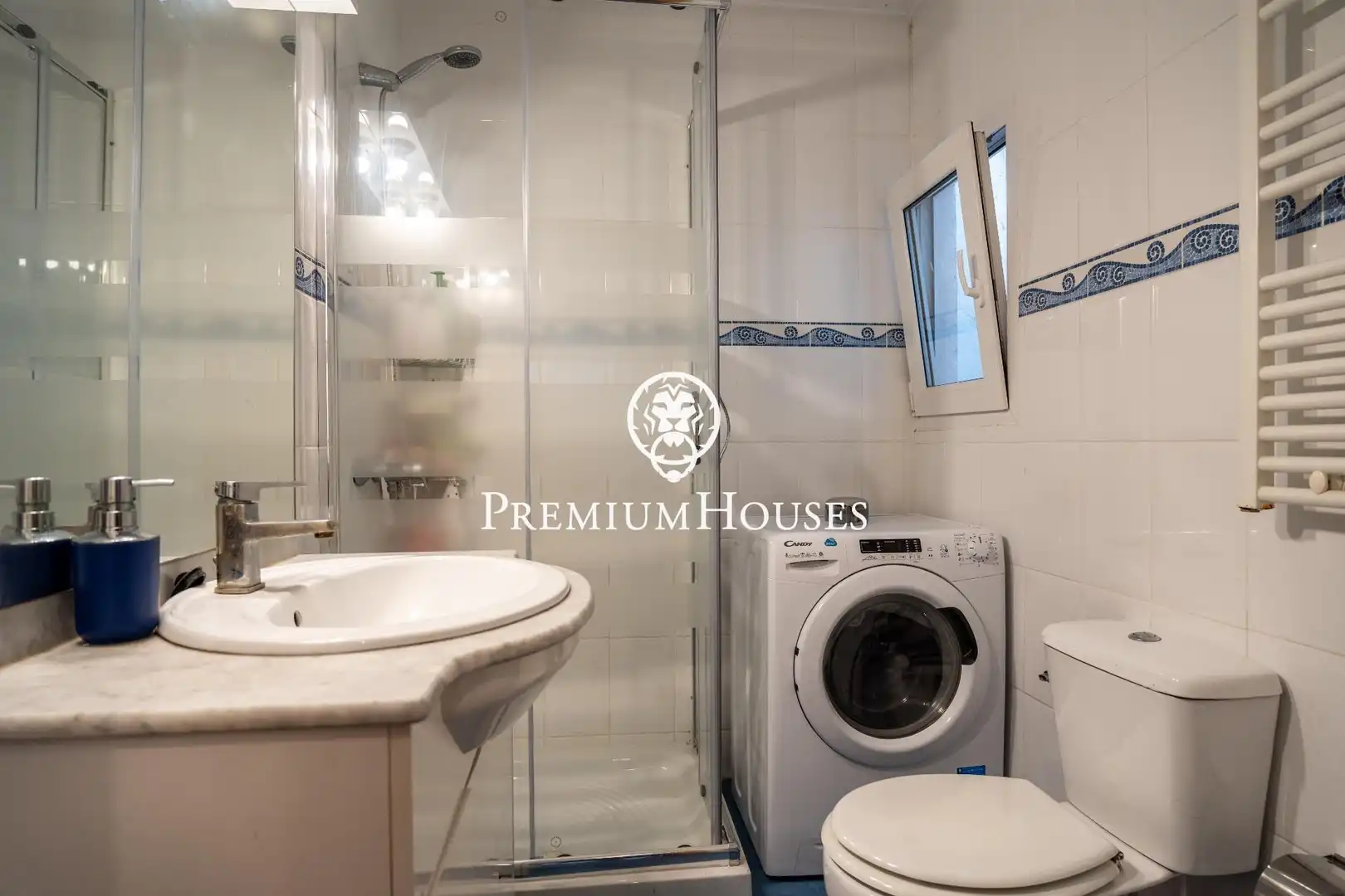 Badezimmer von Dachboden zum Verkauf in Gavà mit Heizung, Parkett und Terrasse