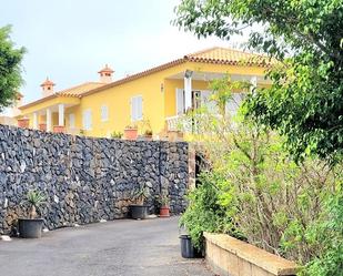 Vista exterior de Casa o xalet en venda en Adeje amb Jardí privat, Terrassa i Piscina