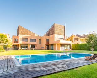 Vista exterior de Casa o xalet en venda en Egüés amb Terrassa i Piscina