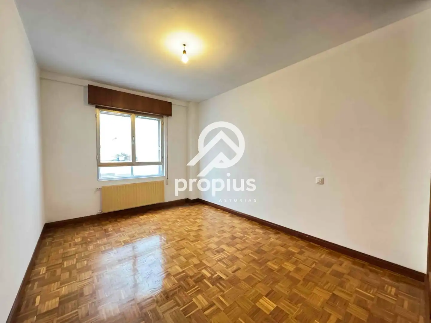 Habitación de Piso en venta en Oviedo  con Calefacción, Parquet y Terraza