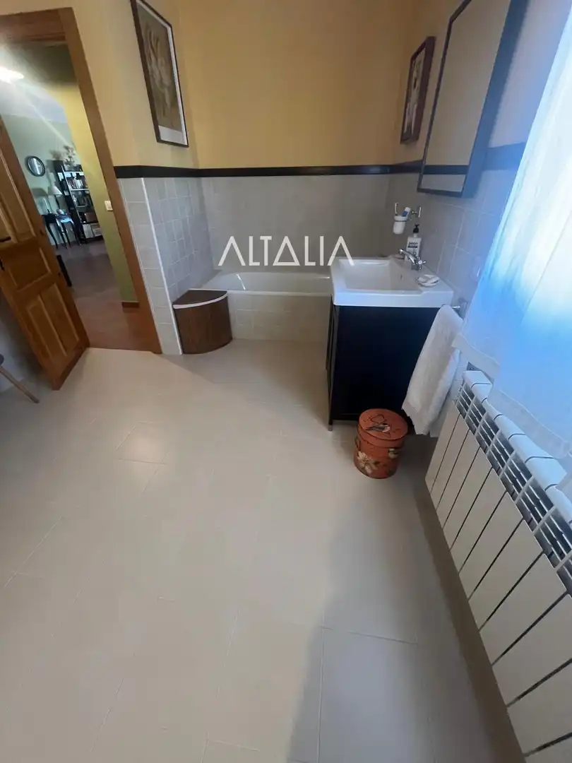 Bany de Casa o xalet en venda en Torrejoncillo del Rey amb Calefacció, Terrassa i Alarma