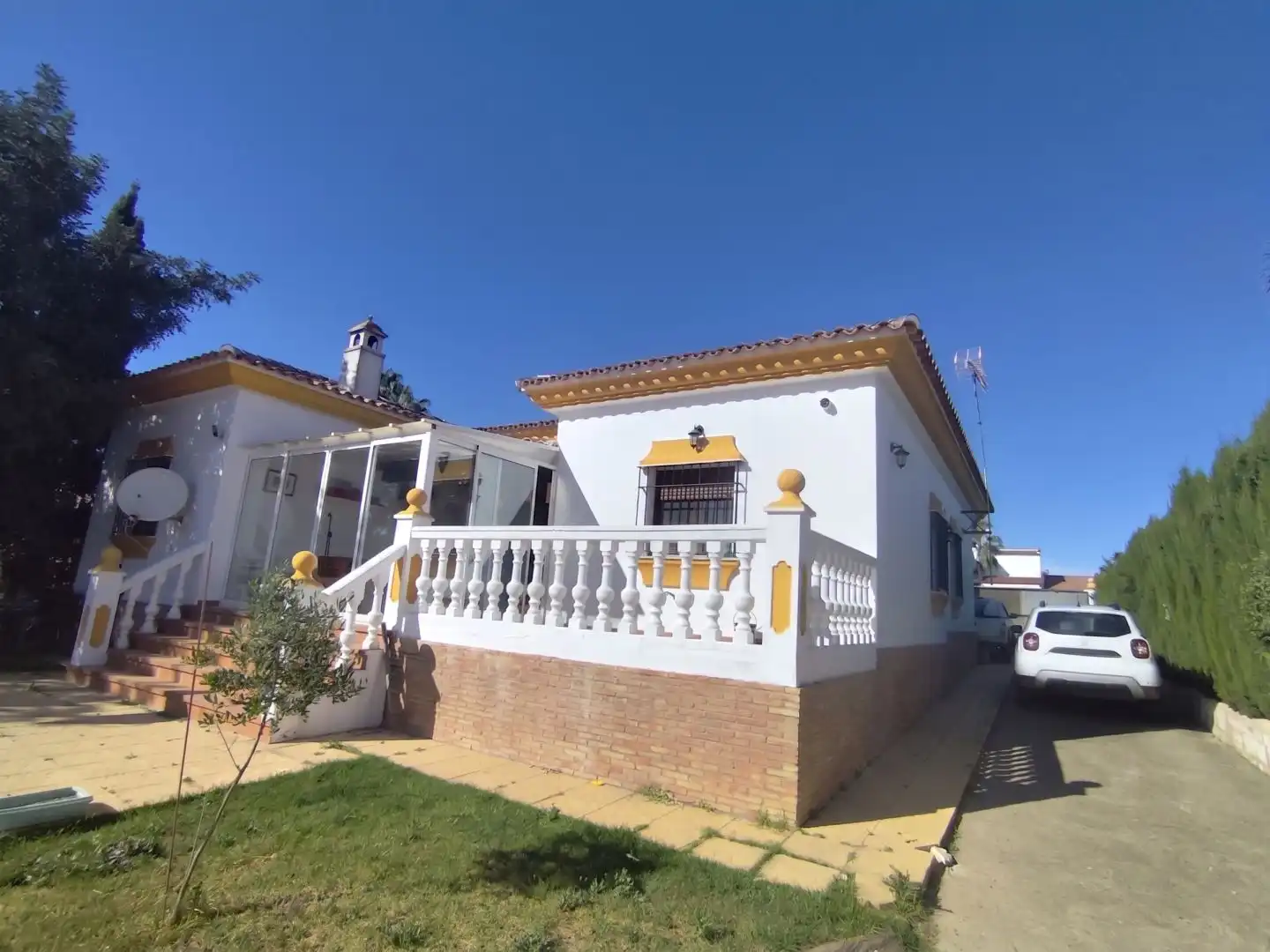 Vista exterior de Casa o xalet en venda en Hinojos amb Aire condicionat, Calefacció i Jardí privat
