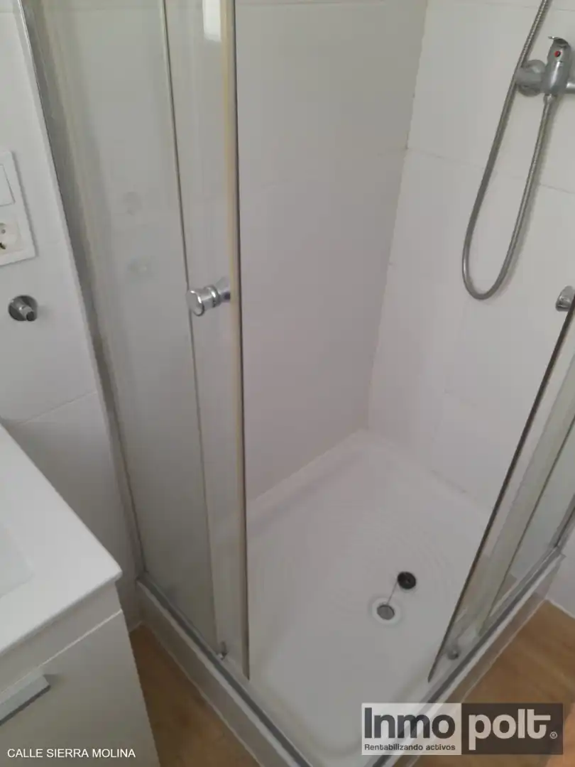 Baño de Piso en venta en Madrid con Calefacción, Horno y Lavadora