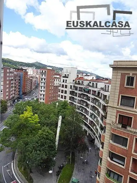 Vista exterior de Oficina en venda en Bilbao  amb Moblat