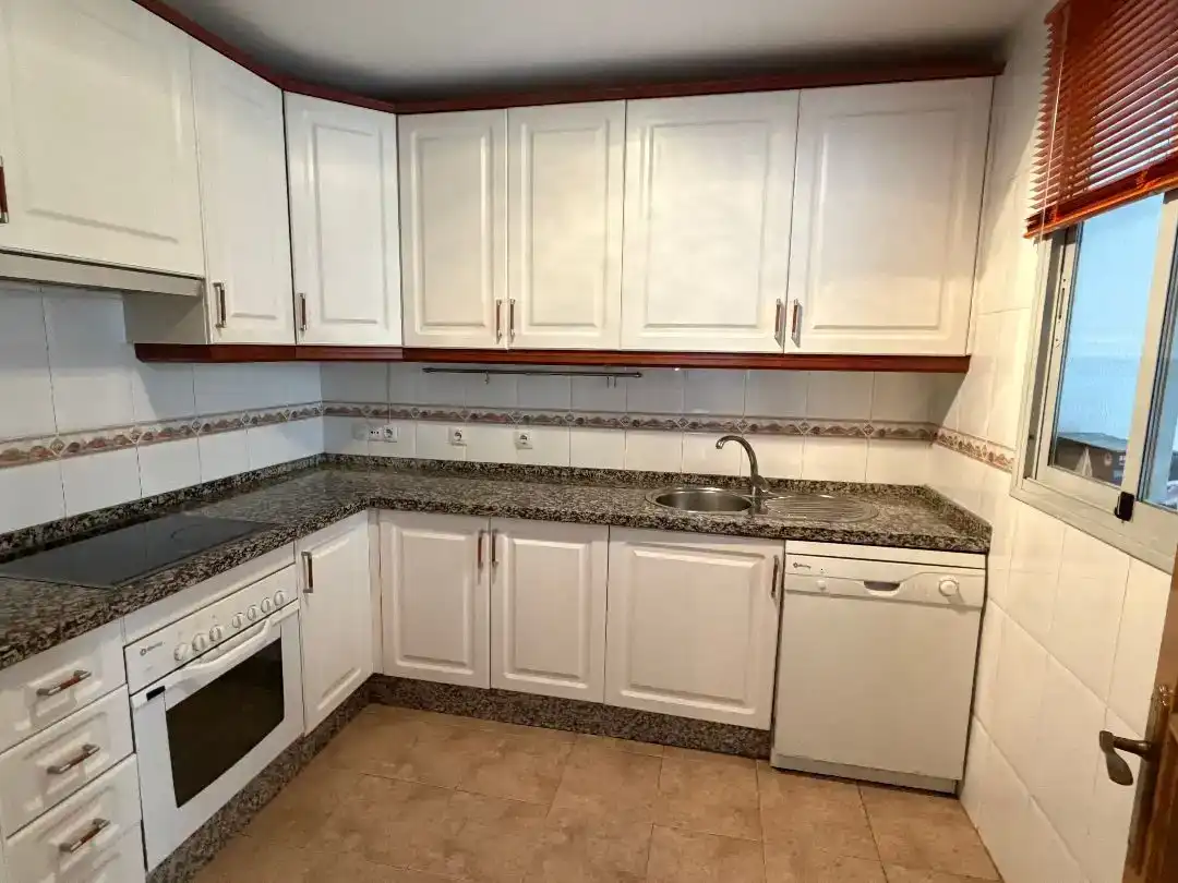 Küche von Wohnung zum Verkauf in  Sevilla Capital mit Klimaanlage, Schwimmbad und Balkon
